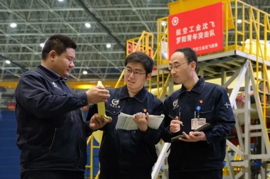 在工作中的“羅陽青年突擊隊(duì)”隊(duì)員。航空工業(yè)沈飛供圖