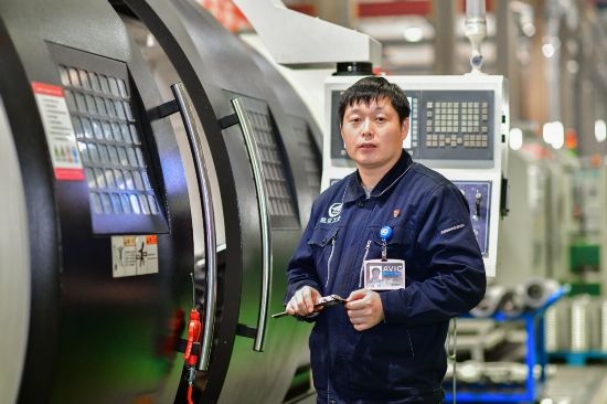 孫明在數(shù)控機(jī)床生產(chǎn)車間。航空工業(yè)沈飛供圖