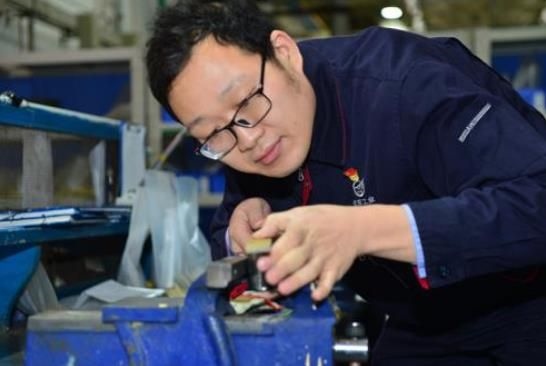 工作中的方文墨。航空工業(yè)沈飛供圖
