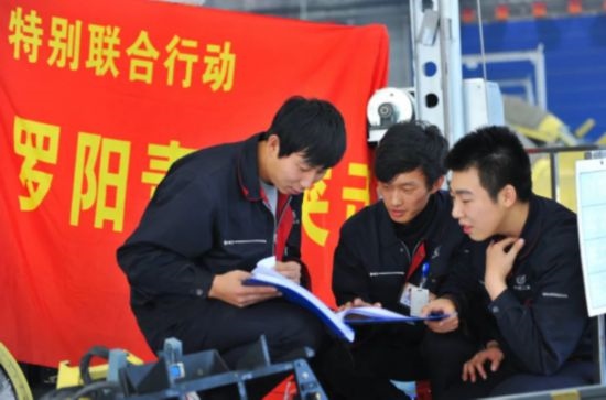 在工作中的“羅陽青年突擊隊(duì)”隊(duì)員。航空工業(yè)沈飛供圖
