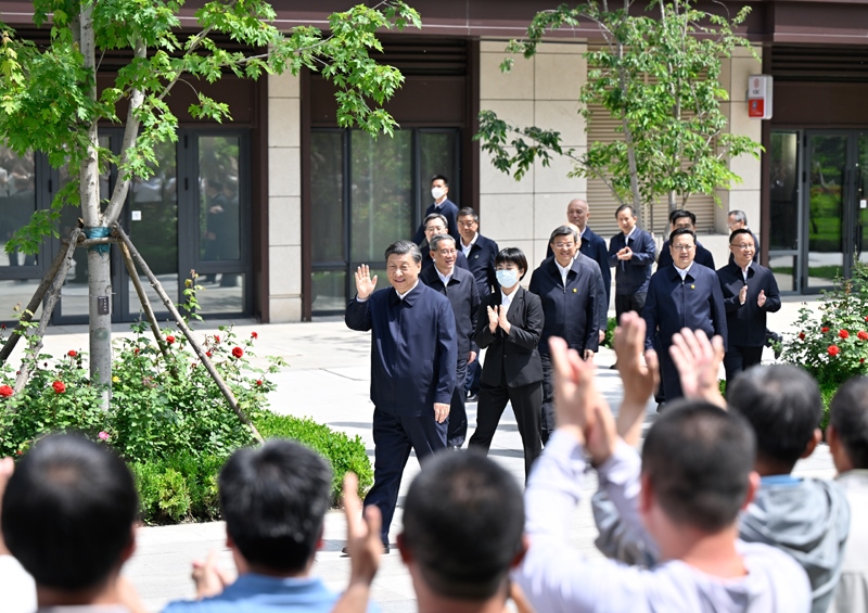 2023年5月10日，習(xí)近平在河北省雄安新區(qū)容東片區(qū)南文營(yíng)社區(qū)考察。