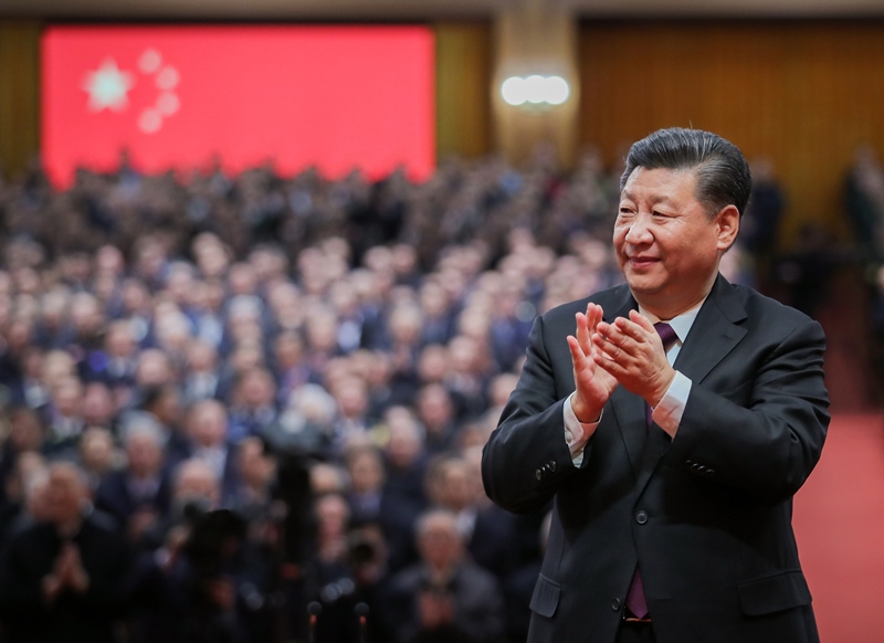 2018年12月18日，慶祝改革開放40周年大會(huì)在北京人民大會(huì)堂隆重舉行。這是習(xí)近平鼓掌向受表彰人員表示祝賀。