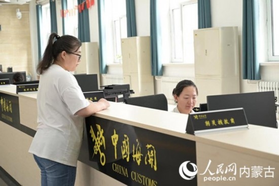 代理報(bào)關(guān)企業(yè)正在滿(mǎn)洲里車(chē)站海關(guān)綜合服務(wù)大廳辦理業(yè)務(wù)。人民網(wǎng) 寇雅楠攝