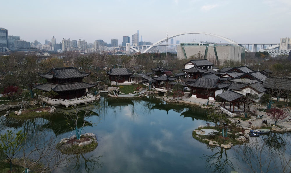 俯瞰位于浦東新區(qū)的上海世博文化公園“申園”中式園林（2021年12月20日攝，無人機(jī)照片）。新華社記者 方喆 攝