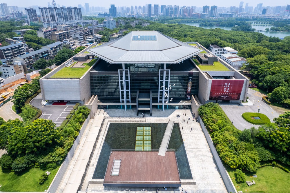 這是在長沙市開福區(qū)拍攝的湖南博物院及周邊景色（無人機照片，6月7日攝）。新華社記者 陳思汗 攝