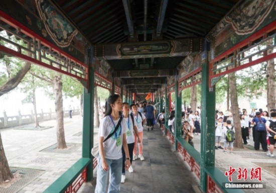 圖為學(xué)員們游覽長(zhǎng)廊。<a target='_blank' href='/'><p align=