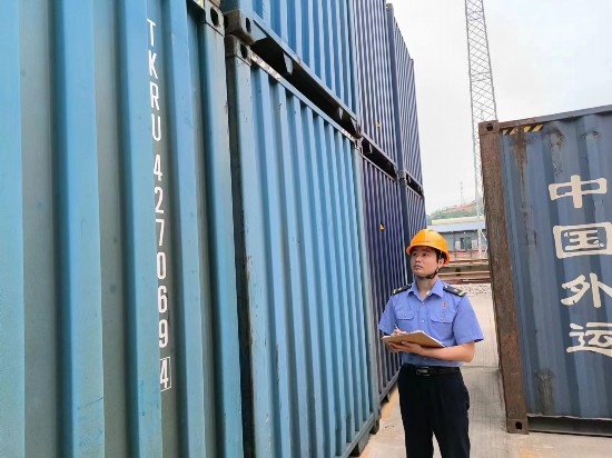 鐵路貨運員在檢查集裝箱箱體情況、記錄箱號。中國鐵路廣州局集團有限公司供圖