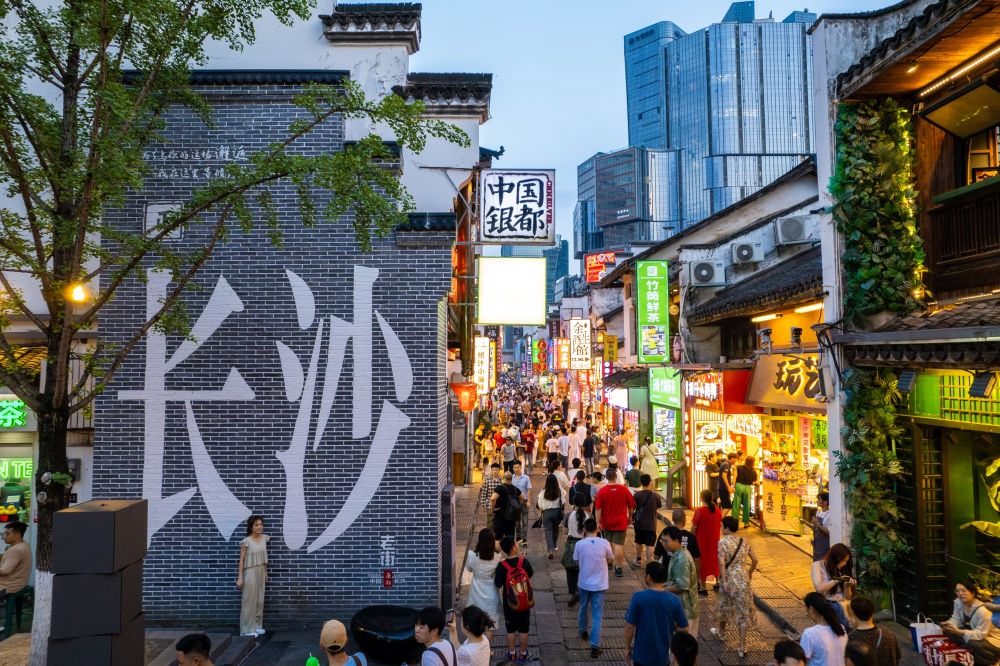 游客在長沙市天心區(qū)太平老街打卡、游玩（無人機照片，6月7日攝）。新華社記者 陳思汗 攝