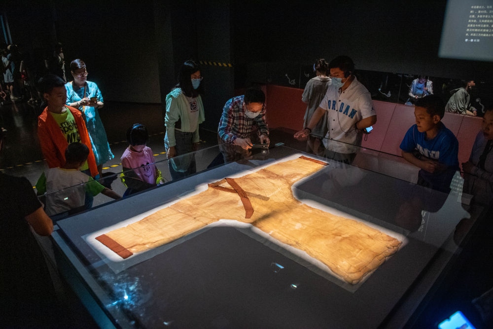 在湖南博物院，游客在參觀馬王堆漢墓出土文物“素紗單衣”（6月7日攝）。新華社記者 陳思汗 攝