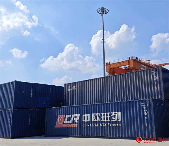 8月3日，中歐班列（中豫號）集裝箱在鄭州車站海關(guān)等候查驗(yàn)。人民網(wǎng) 崔譯戈攝