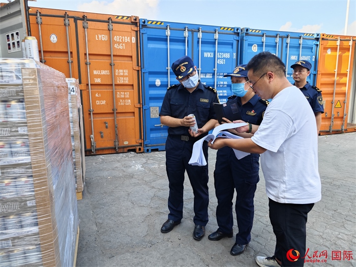 8月3日，鄭州車站海關(guān)工作人員在查驗(yàn)報(bào)關(guān)貨物。人民網(wǎng) 崔譯戈攝