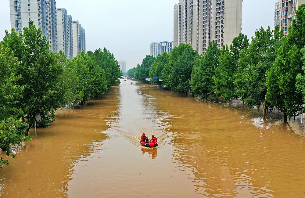 2023年8月2日，救援人員在河北省涿州市市區(qū)乘坐沖鋒舟前去轉(zhuǎn)移受災(zāi)群眾。