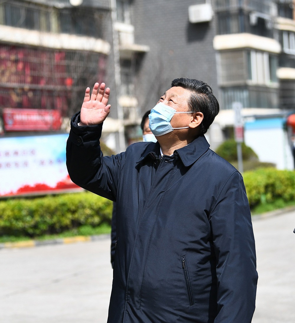 2020年3月10日，習(xí)近平總書記在湖北省武漢市東湖新城社區(qū)考察時，向在家隔離居住的居民揮手致意、表示慰問。
