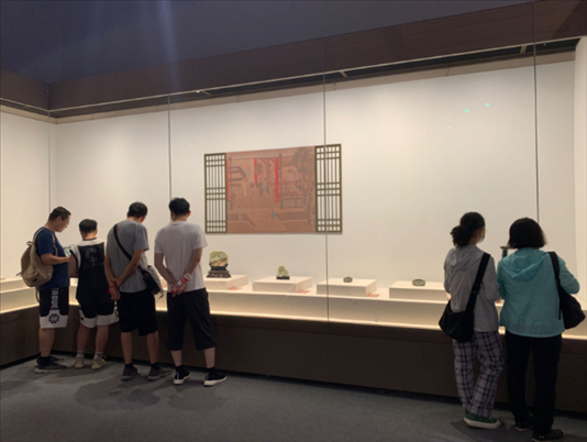 游客在中國(guó)園林博物館參觀(guān)。人民網(wǎng)記者劉穎穎 攝
