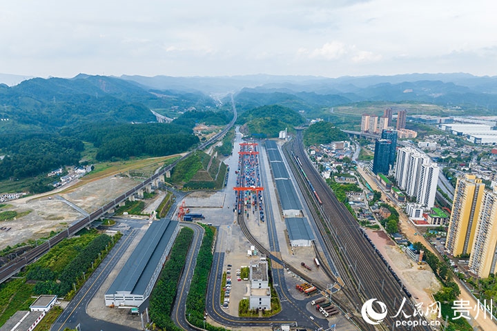 航拍貴陽(yáng)國(guó)際陸港。人民網(wǎng)記者 涂敏攝