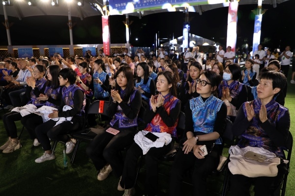 第三屆中國女子圍棋名人戰(zhàn)本賽32棋手悉數(shù)亮相開幕式。人民網(wǎng)記者 李乃妍攝