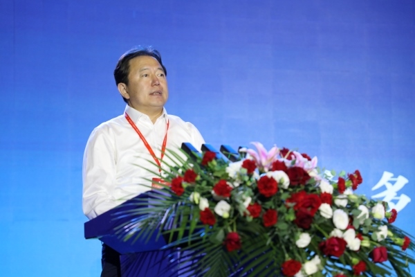 鄂爾多斯市委常委、伊金霍洛旗委書記華瑞鋒致辭。人民網(wǎng)記者 李乃妍攝