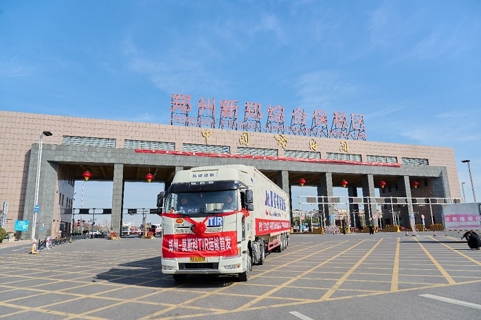 2023年2月20日，鄭州—莫斯科TIR運(yùn)輸首發(fā)車輛駛出鄭州新鄭綜合保稅區(qū)。新鄭海關(guān)供圖