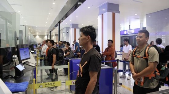 6月13日，乘坐中老鐵路國(guó)際旅客列車(chē)的旅客在磨憨邊檢大廳排隊(duì)候檢。李揚(yáng) 攝