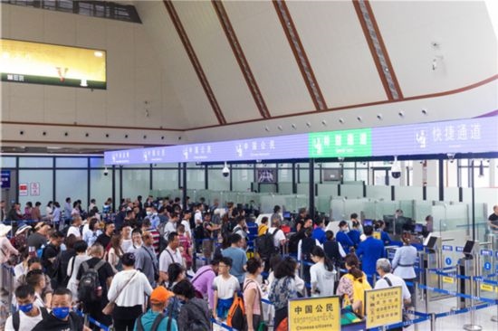 7月22日，乘坐中老鐵路國(guó)際旅客列車的旅客在磨憨邊檢大廳排隊(duì)候檢。衛(wèi)海林 攝