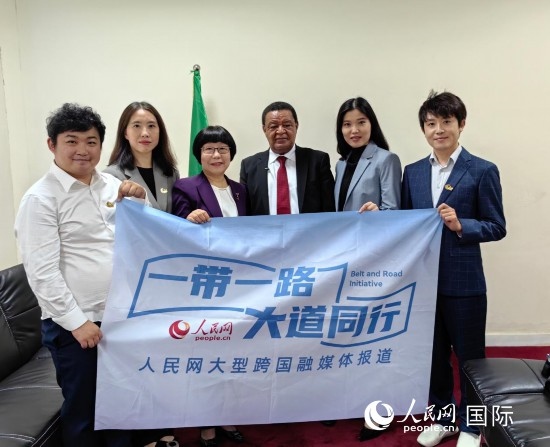 穆拉圖·特肖梅與人民網(wǎng)記者合影。
