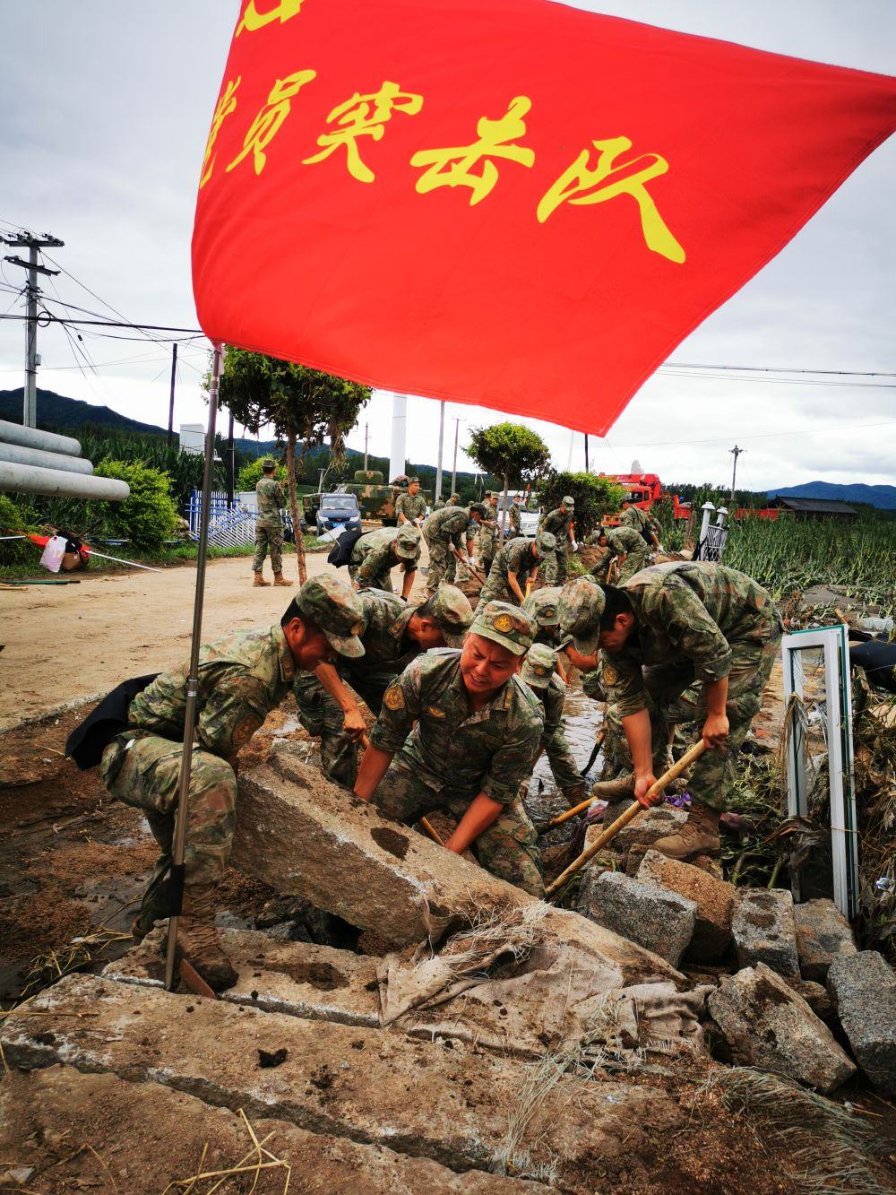 8月7日，陸軍第78集團(tuán)軍某旅組織黨員突擊隊(duì)在吉林舒蘭市七里鄉(xiāng)清理路障。新華社發(fā)（劉洋 攝）