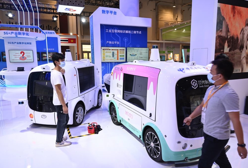 中國制造的智能汽車模型在2021金磚國家新工業(yè)革命展現(xiàn)場展出（2021年9月9日攝）。新華社記者 林善傳 攝