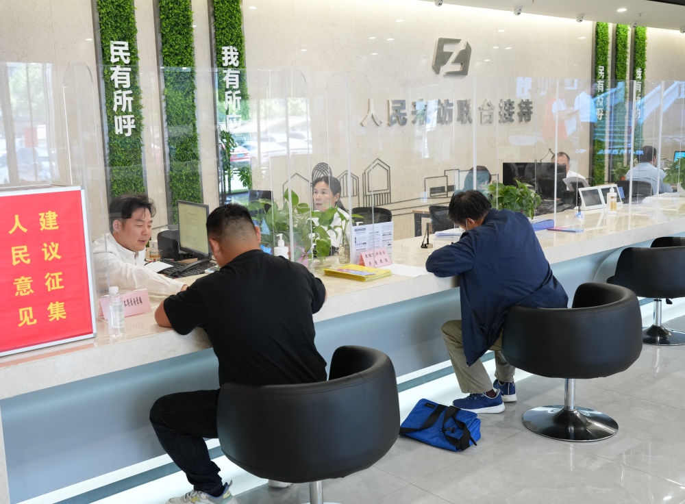 在杭州市余杭區(qū)社會(huì)治理中心，工作人員在接待前來(lái)上訪的群眾（5月25日攝）。新華社記者 翁忻旸 攝