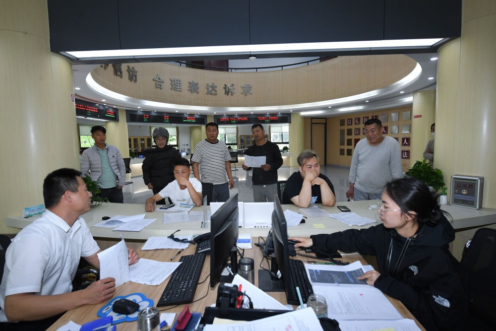 浙江省安吉縣社會(huì)治理中心工作人員在處理群眾信訪訴求（5月8日攝）。新華社記者 翁忻旸 攝