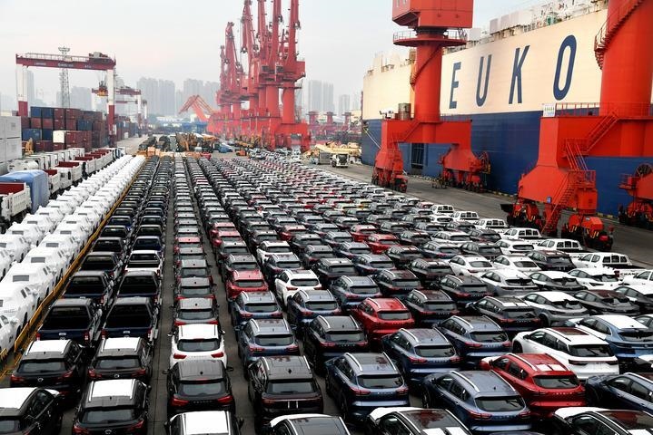 商品車在山東港口青島港大港公司八號碼頭等候裝船（2022年8月7日）。大型滾裝貨輪“晨聲輪”靠泊山東港口青島港大港公司八號碼頭，將各類逾1900輛商品車運(yùn)往非洲。新華社記者 李紫恒 攝