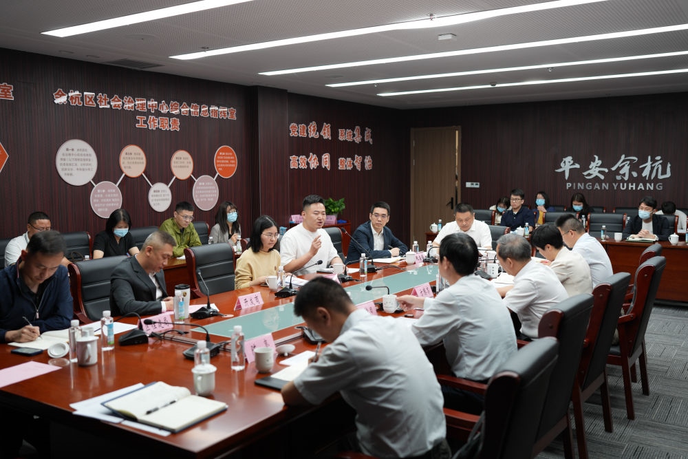 浙江省信訪局領(lǐng)導(dǎo)和相關(guān)領(lǐng)導(dǎo)組成的下訪團(tuán)在杭州市余杭區(qū)社會(huì)治理中心接受群眾上訪（5月25日攝）。新華社記者 翁忻旸 攝