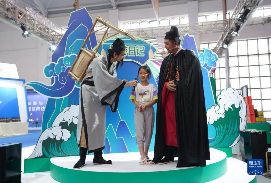 8月16日，一名小朋友在第七屆中國—南亞博覽會文化旅游館參加問答活動。