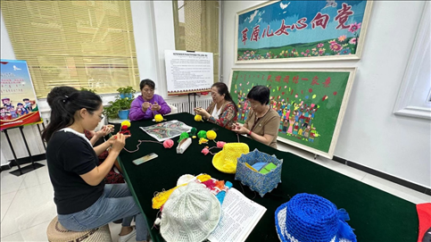 臨潢家園社區(qū)居民在社區(qū)少數(shù)民族文體活動中心進行刺繡編織創(chuàng)作。人民網(wǎng)記者 金洪花攝