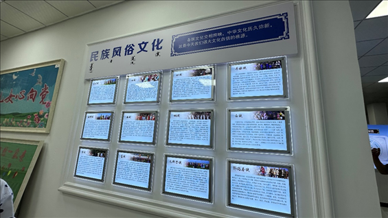 社區(qū)服務(wù)中心內(nèi)民族風(fēng)俗文化墻。人民網(wǎng)記者 金洪花攝
