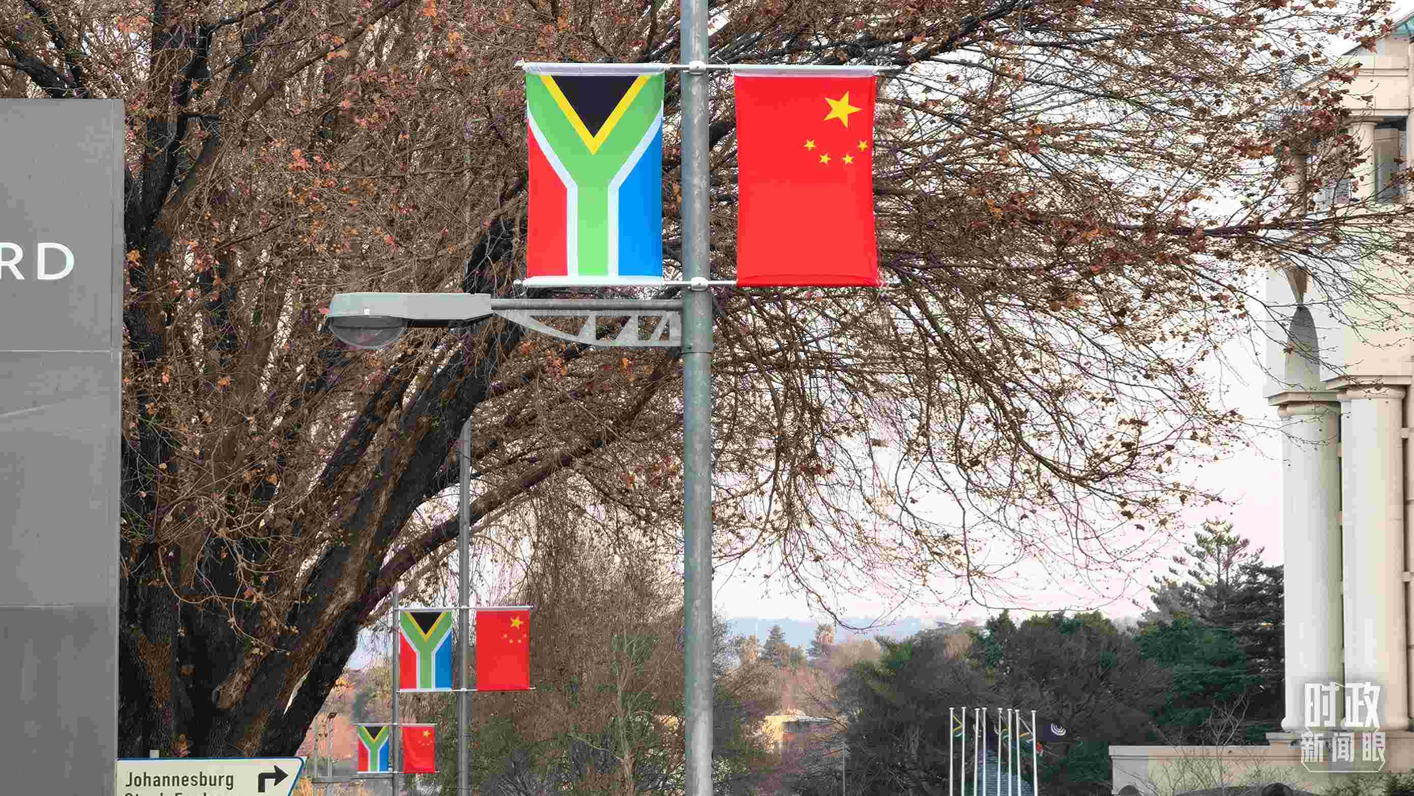 △約翰內(nèi)斯堡，街頭懸掛著中南兩國(guó)國(guó)旗。（總臺(tái)央視記者韓銳拍攝）