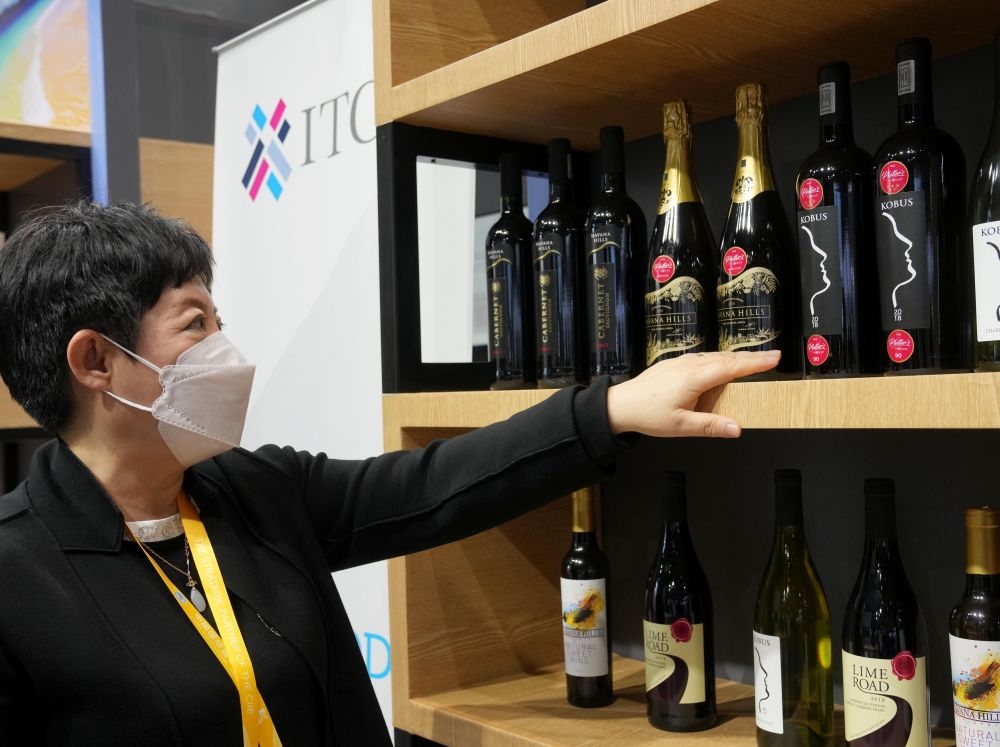 這是在中國(guó)上海舉行的第五屆進(jìn)博會(huì)上拍攝的來(lái)自南非的葡萄酒（2022年11月7日攝）。