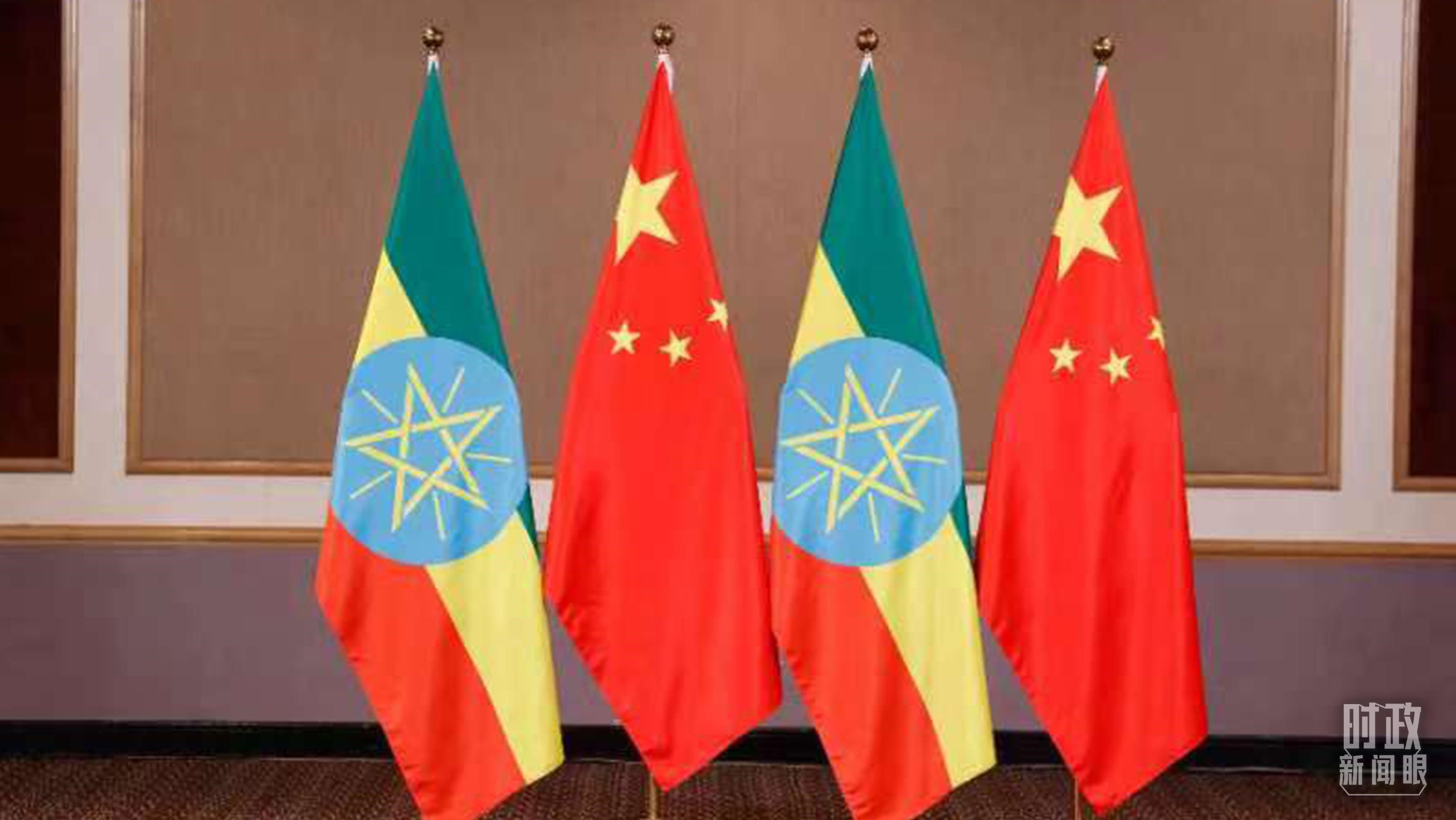 △會見現(xiàn)場的中國、埃塞兩國國旗。（總臺央視記者耿小龍拍攝）