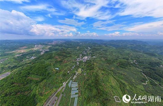 群山環(huán)抱的菖蒲塘村。 人民網(wǎng)記者 劉賓攝
