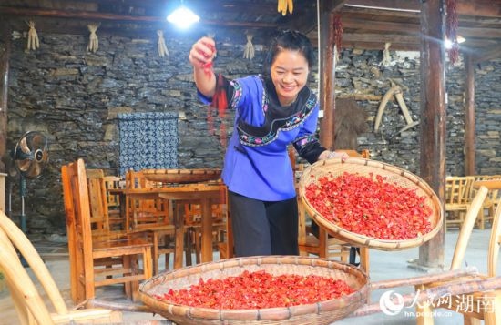 村民李霞返鄉(xiāng)從事餐飲業(yè)。 人民網(wǎng)記者 劉賓攝