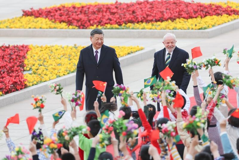 2023年4月14日，習近平主席在北京人民大會堂東門外廣場為來華進行國事訪問的巴西總統(tǒng)盧拉舉行歡迎儀式。