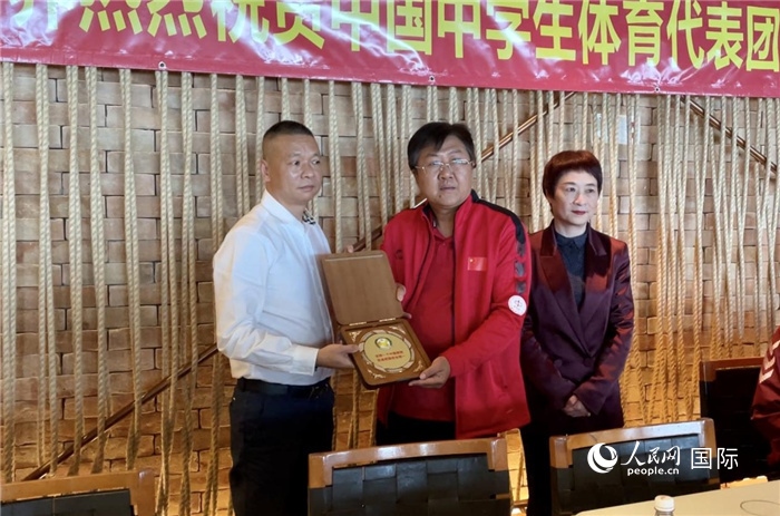 巴西中國和平統(tǒng)一促進(jìn)會會長王俊曉向中國中學(xué)生體育代表團(tuán)團(tuán)長劉立新贈送紀(jì)念品。人民網(wǎng)記者 宋亦然攝