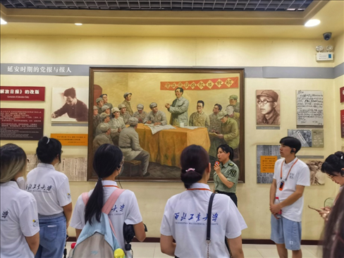 中外學(xué)生在延安參觀博物館。學(xué)校供圖