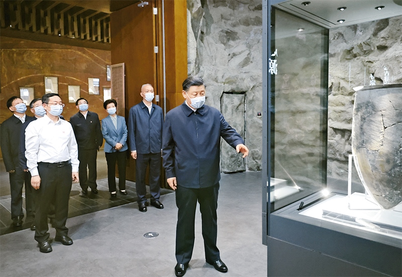 2023年6月2日，中共中央總書記、國家主席、中央軍委主席習(xí)近平在北京出席文化傳承發(fā)展座談會并發(fā)表重要講話。這是座談會前，習(xí)近平2日下午在中國歷史研究院考察。 新華社記者 鞠鵬/攝