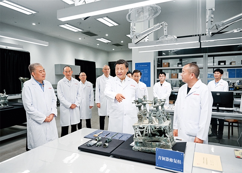 2023年7月25日至27日，中共中央總書記、國家主席、中央軍委主席習(xí)近平在四川考察。這是26日下午，習(xí)近平在位于德陽市廣漢市的三星堆博物館文物保護與修復(fù)館，同現(xiàn)場工作人員親切交流。 新華社記者 謝環(huán)馳/攝
