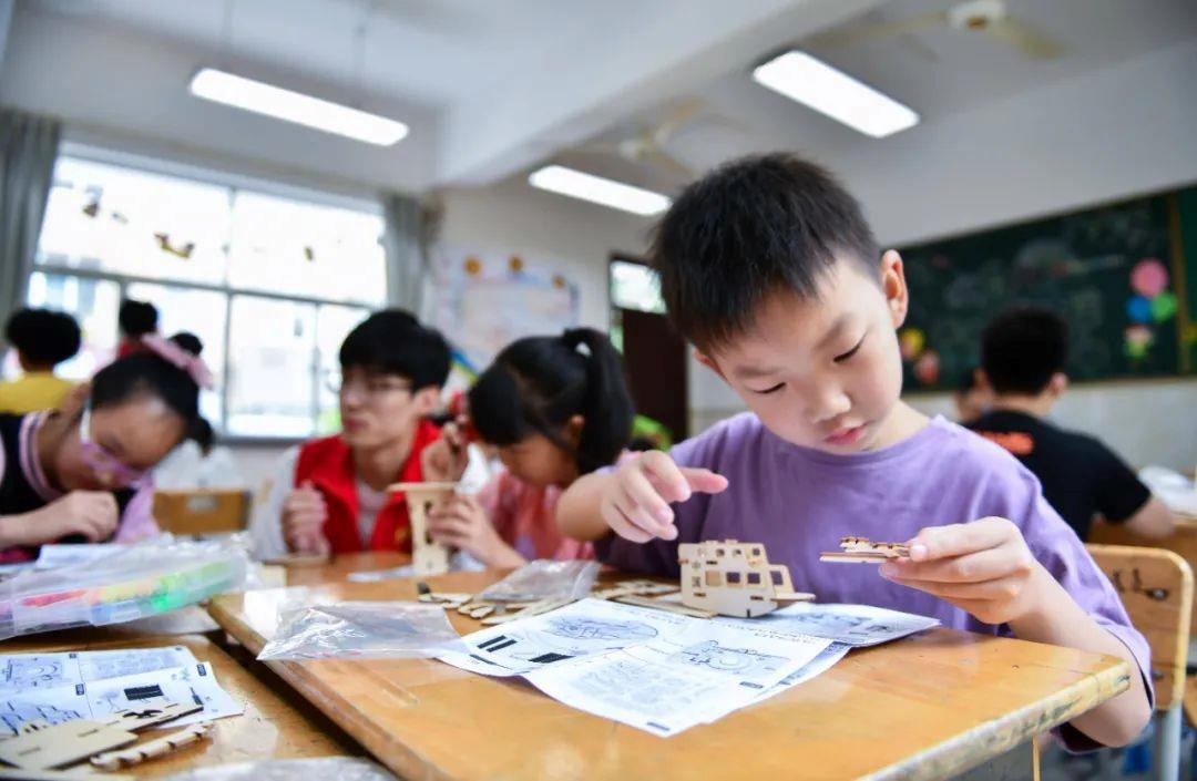 △今年7月，在浙江余姚市舜北小學(xué)暑托班內(nèi)，孩子們制作太陽(yáng)能科學(xué)實(shí)驗(yàn)裝置。