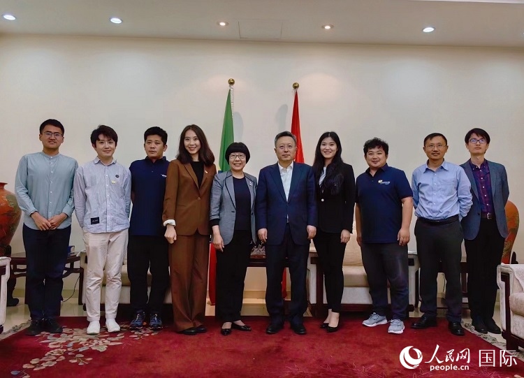 趙志遠(yuǎn)大使（右五）、使館工作人員與人民網(wǎng)記者合影。