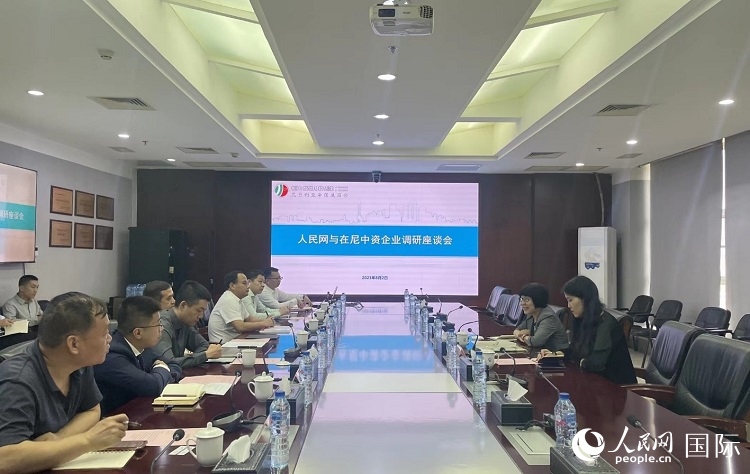 尼日利亞中國(guó)商會(huì)企業(yè)代表與人民網(wǎng)記者座談。