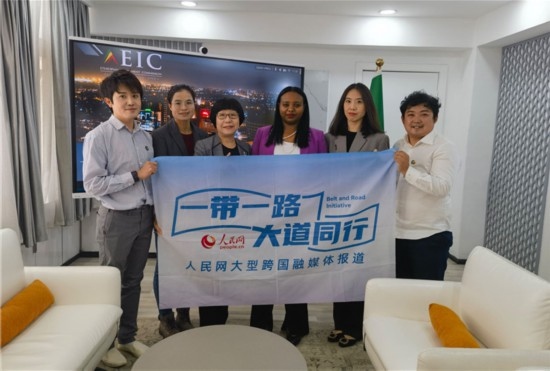埃塞俄比亞投資委主任萊利斯（右三）、萬巧云（左二）與人民網(wǎng)記者合影。
