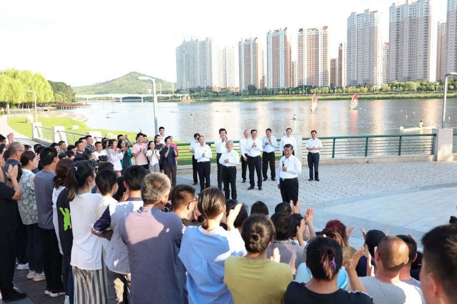 2022年8月16日，習(xí)近平在遼寧錦州東湖森林公園察看小凌河沿岸生態(tài)環(huán)境時，同正在休閑、進行文化活動的群眾親切交流。