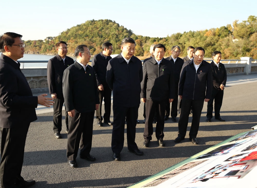 2020年11月12日，習(xí)近平在江蘇南通五山地區(qū)濱江片區(qū)，沿江邊步行察看濱江生態(tài)環(huán)境。